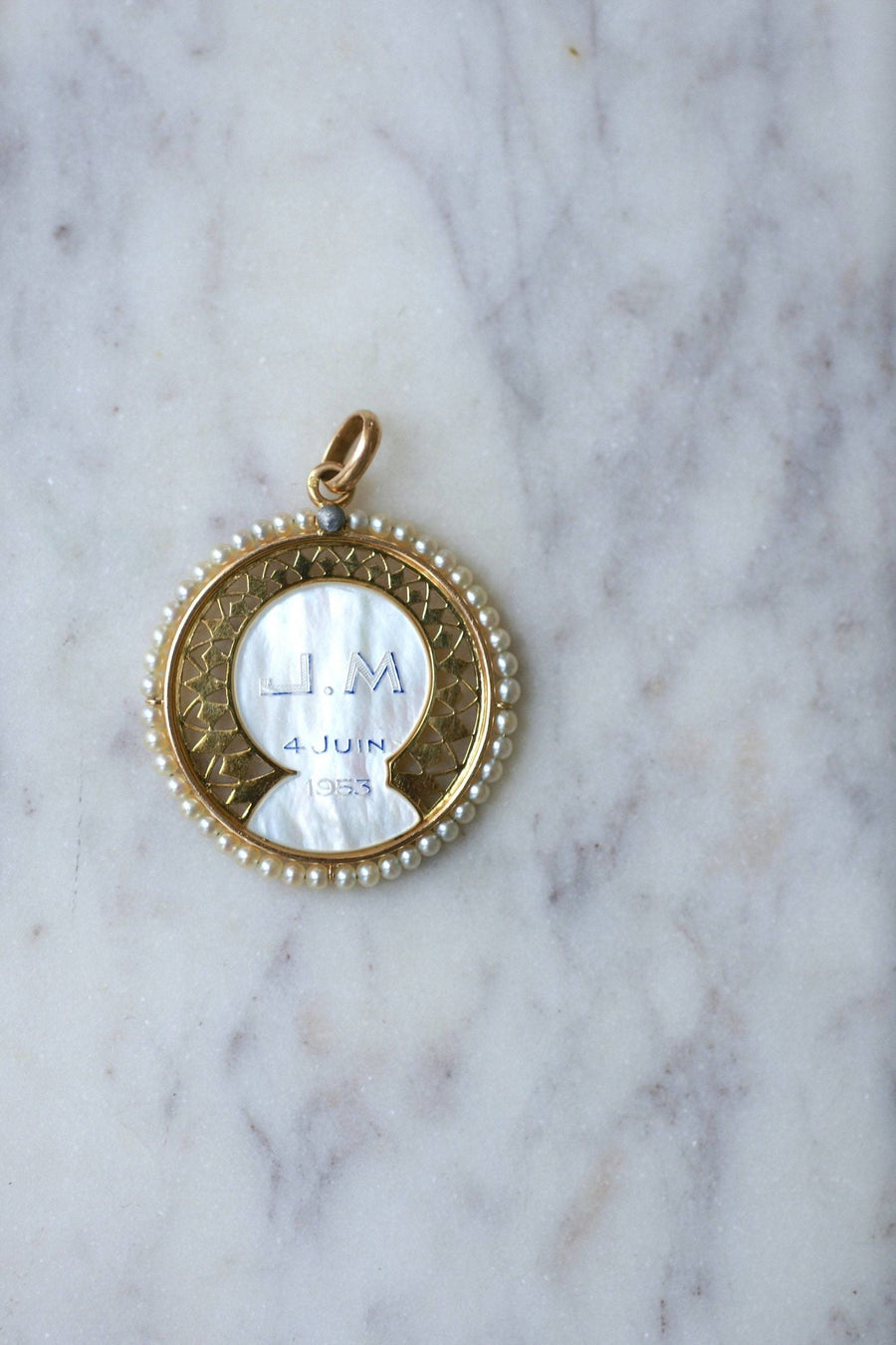 Art Deco medal Virgin on mother-of-pearl, gold and fine pearls - Penelope Gallery