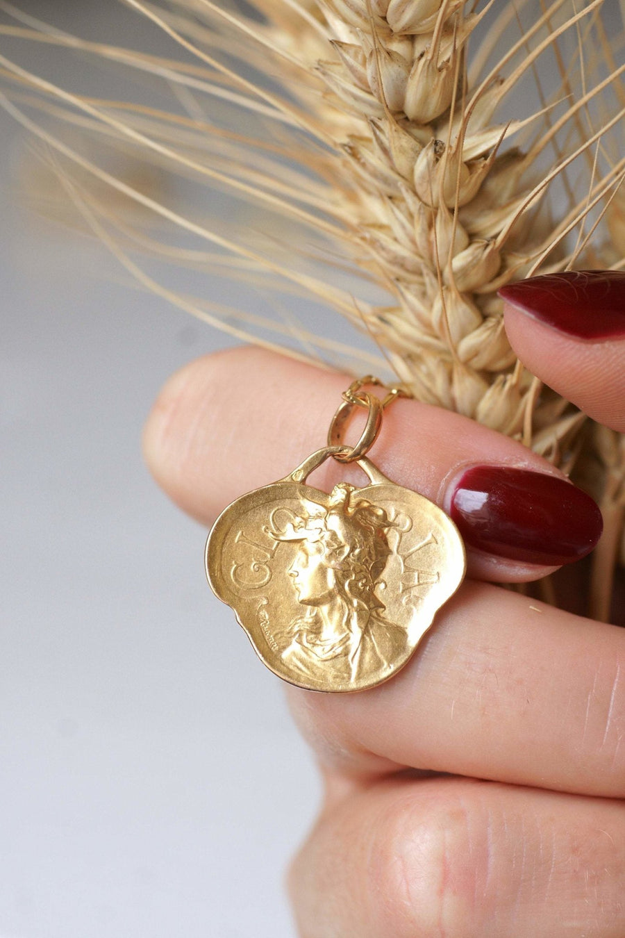 Art Nouveau Medal Gloria by F. Rasumny on gold - Galerie Pénélope