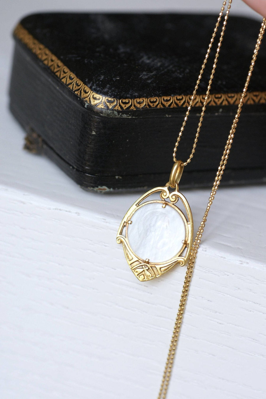 Art Nouveau medal Virgin on mother of pearl - Penelope Gallery