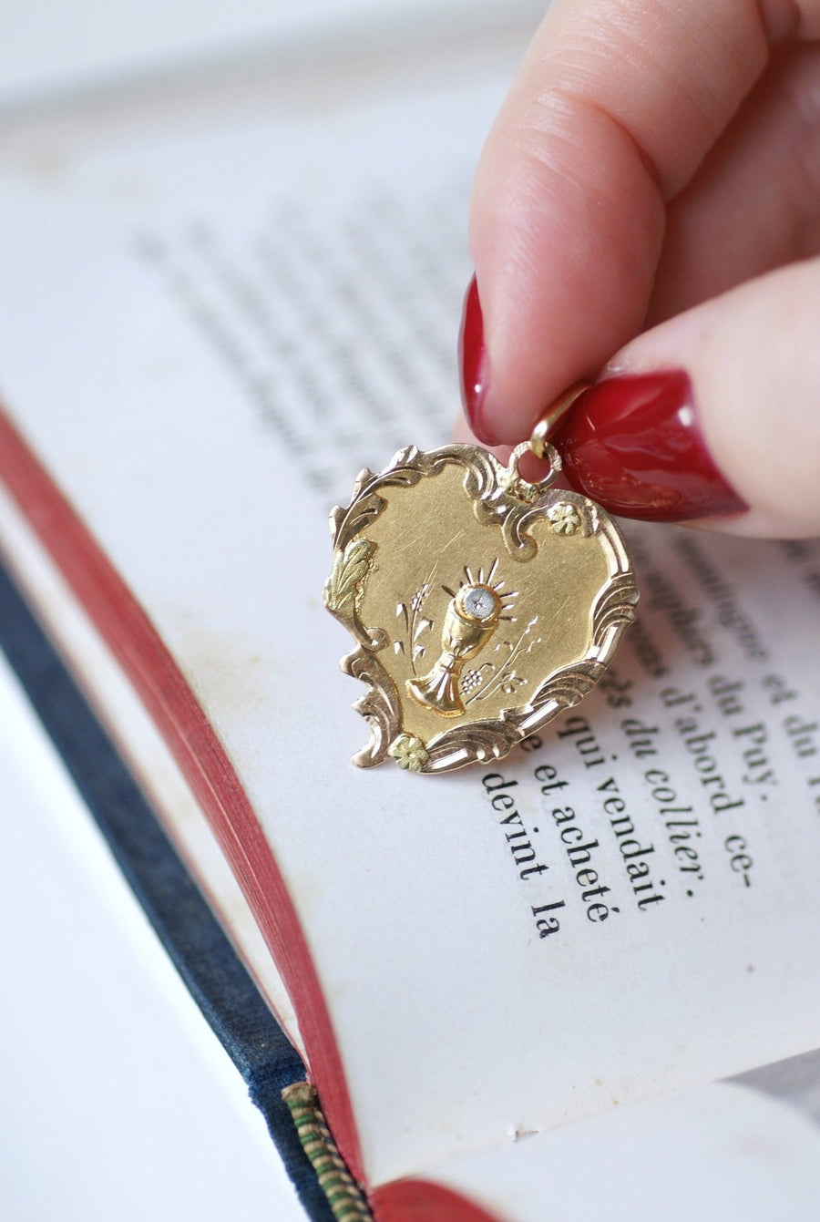 Three-gold chalice and heart medal - Galerie Pénélope