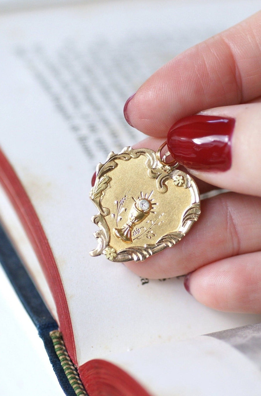 Three-gold chalice and heart medal - Galerie Pénélope