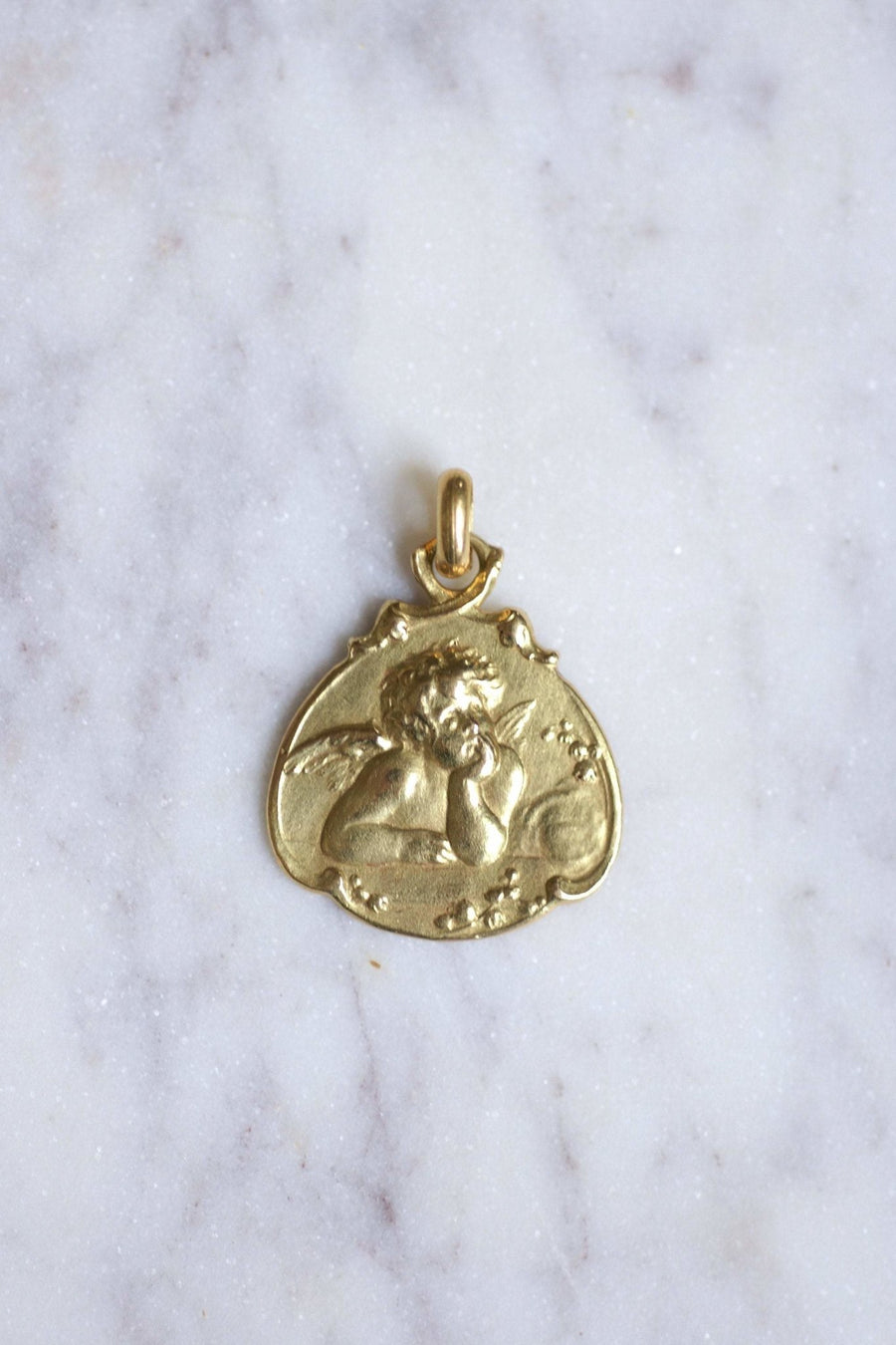 Art Nouveau Angel Thinking Baptismal Medal in gold, Circa 1920 - Galerie Pénélope