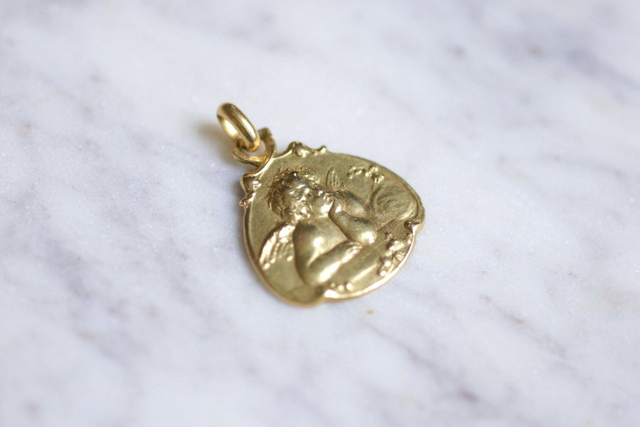 Art Nouveau Angel Thinking Baptismal Medal in gold, Circa 1920 - Galerie Pénélope