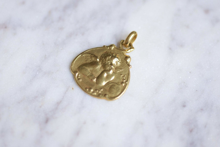 Art Nouveau Angel Thinking Baptismal Medal in gold, Circa 1920 - Galerie Pénélope