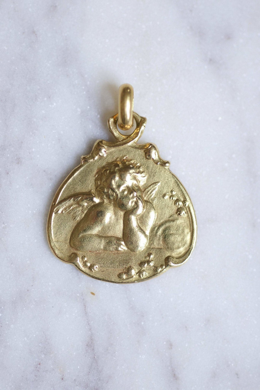 Art Nouveau Angel Thinking Baptismal Medal in gold, Circa 1920 - Galerie Pénélope