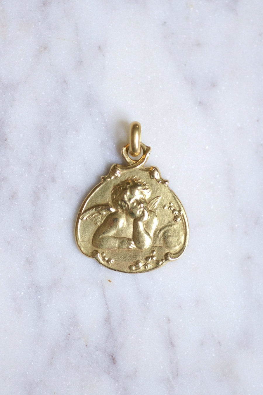 Art Nouveau Angel Thinking Baptismal Medal in gold, Circa 1920 - Galerie Pénélope