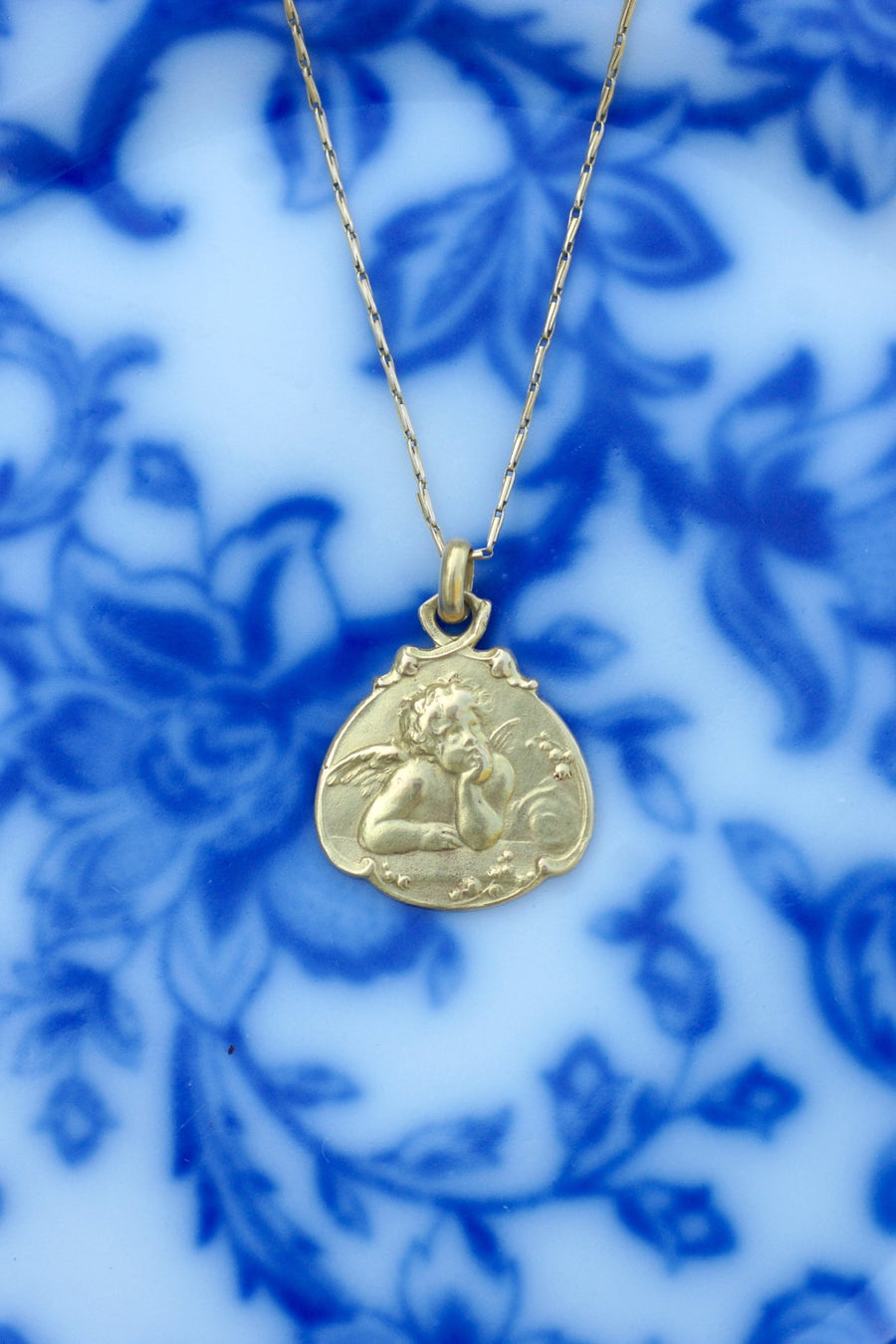 Art Nouveau Angel Thinking Baptismal Medal in gold, Circa 1920 - Galerie Pénélope
