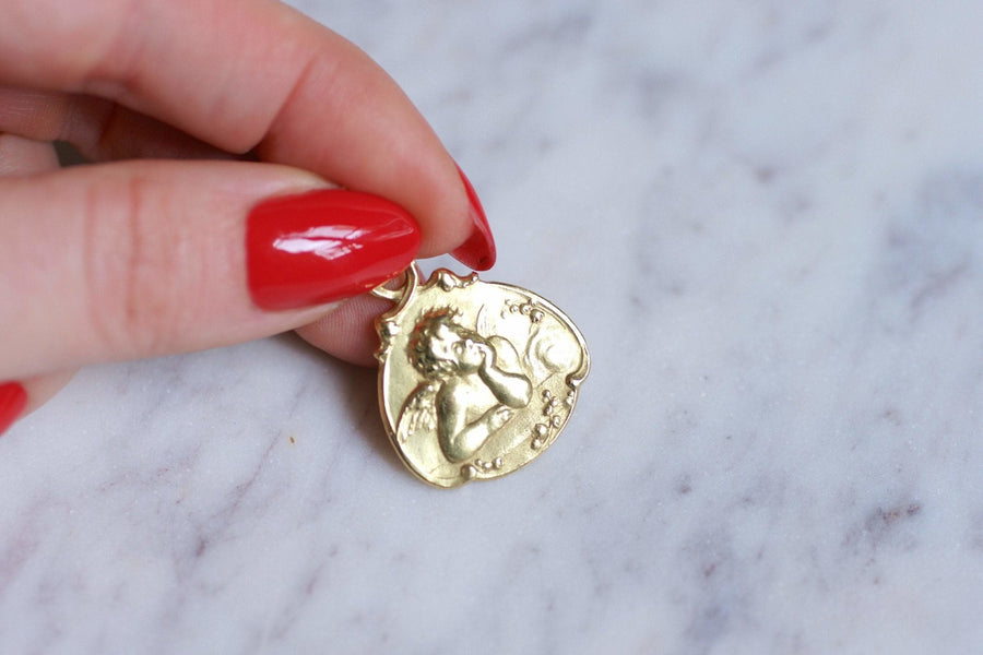 Art Nouveau Angel Thinking Baptismal Medal in gold, Circa 1920 - Galerie Pénélope