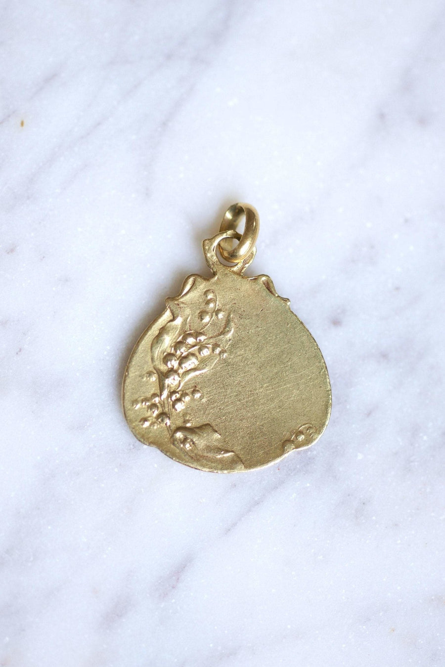 Art Nouveau Angel Thinking Baptismal Medal in gold, Circa 1920 - Galerie Pénélope