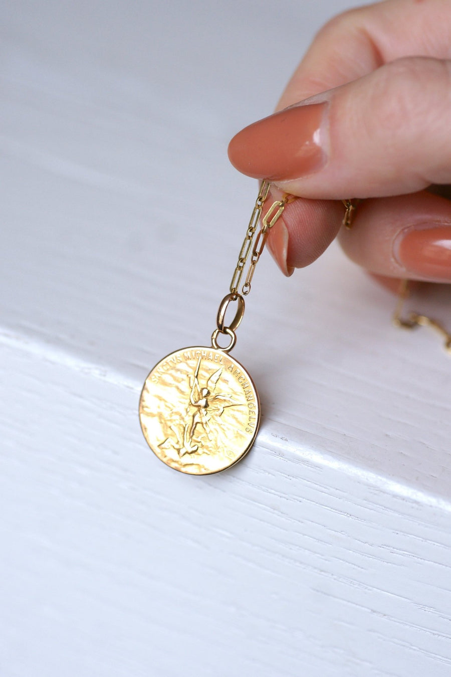 Vintage Saint Michael's christening medal in yellow gold - Galerie Pénélope