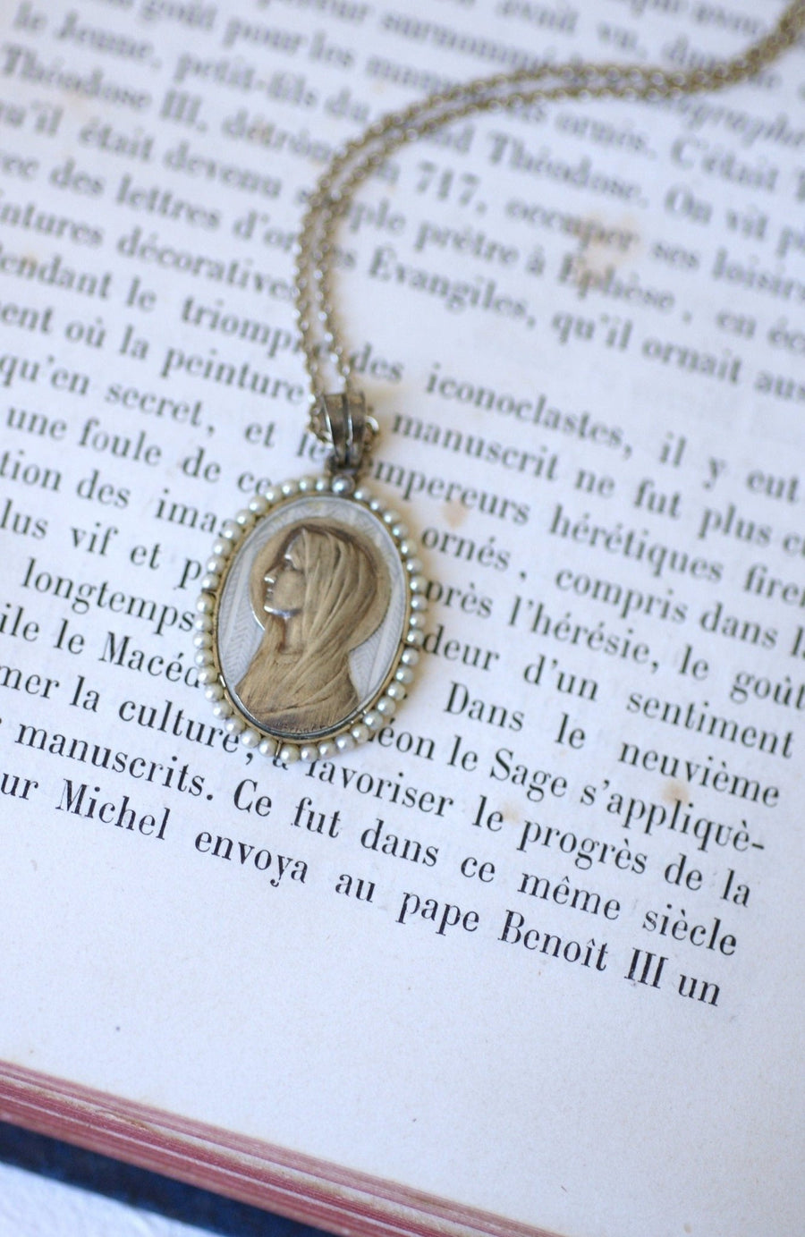 Art Deco religious medal in white gold, mother-of-pearl and pearls - Penelope Gallery