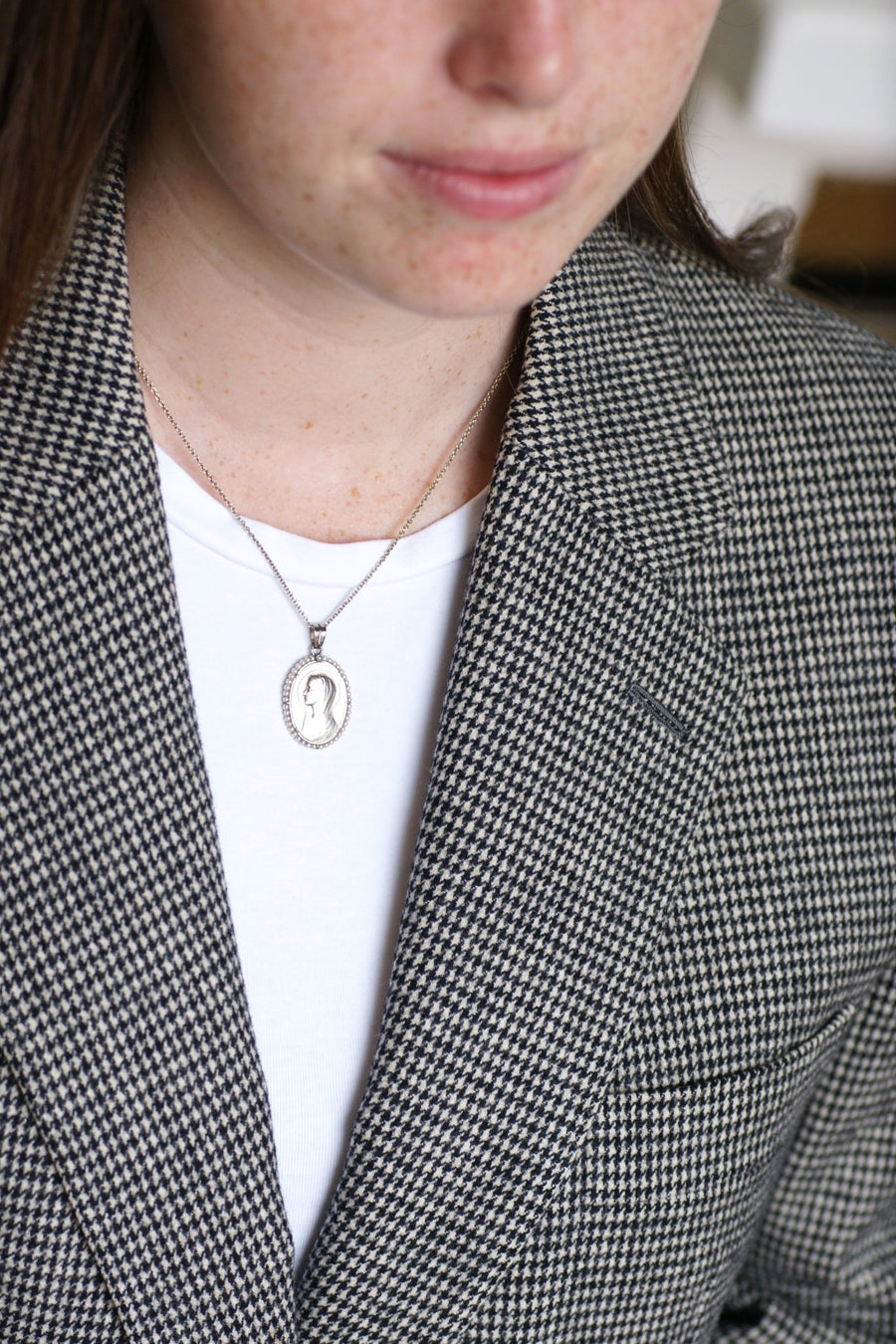 Art Deco religious medal in white gold, mother-of-pearl and pearls - Penelope Gallery