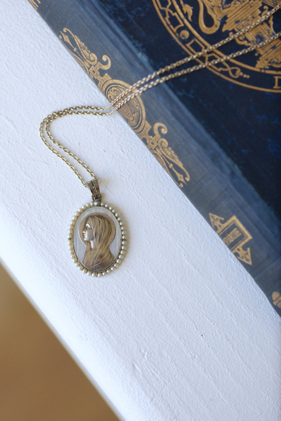 Art Deco religious medal in white gold, mother-of-pearl and pearls - Penelope Gallery