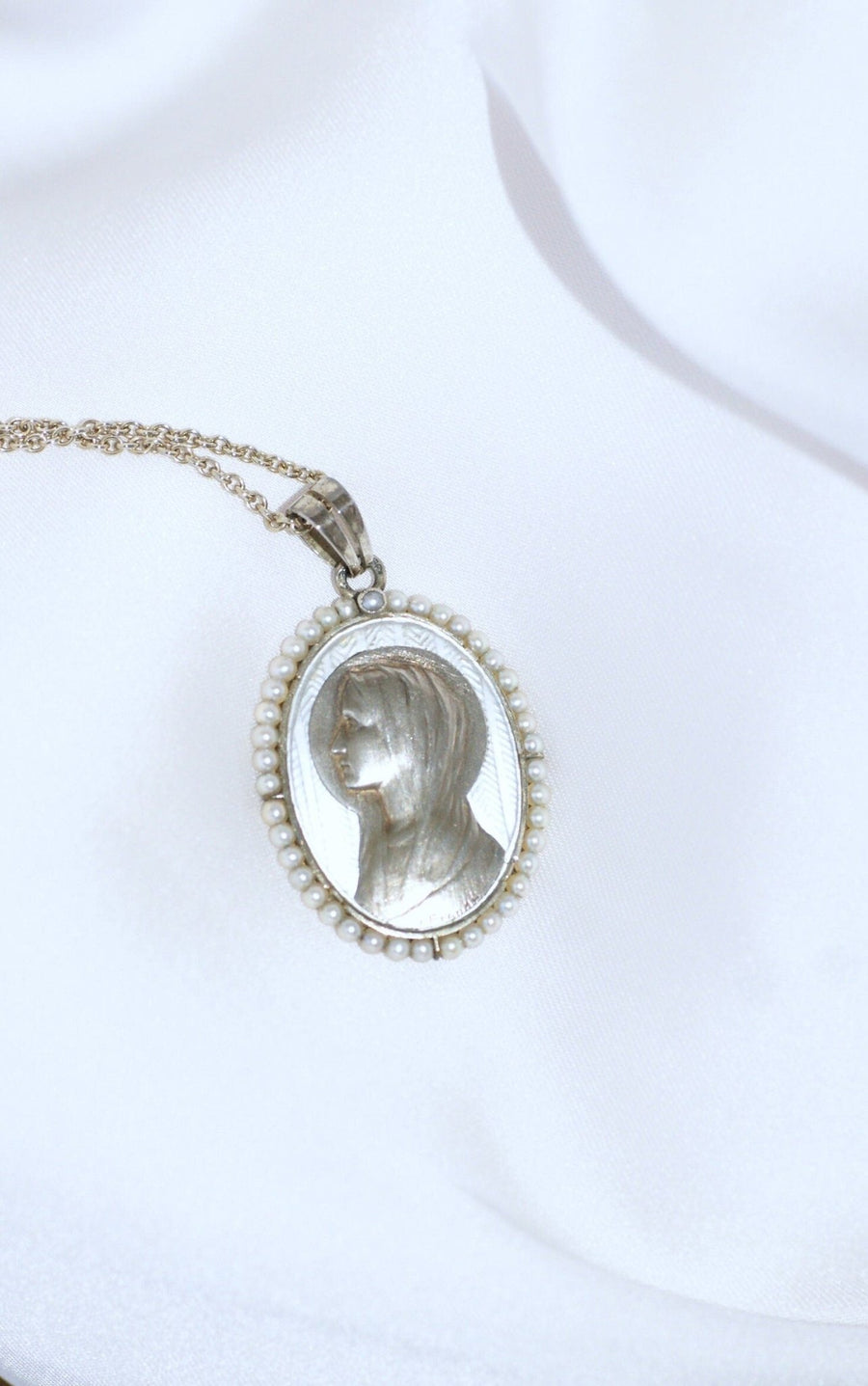 Art Deco religious medal in white gold, mother-of-pearl and pearls - Penelope Gallery