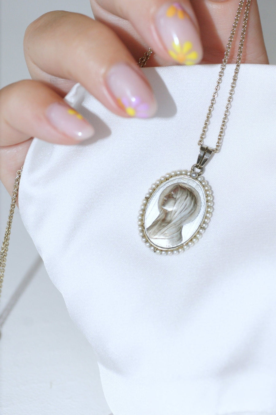 Art Deco religious medal in white gold, mother-of-pearl and pearls - Penelope Gallery