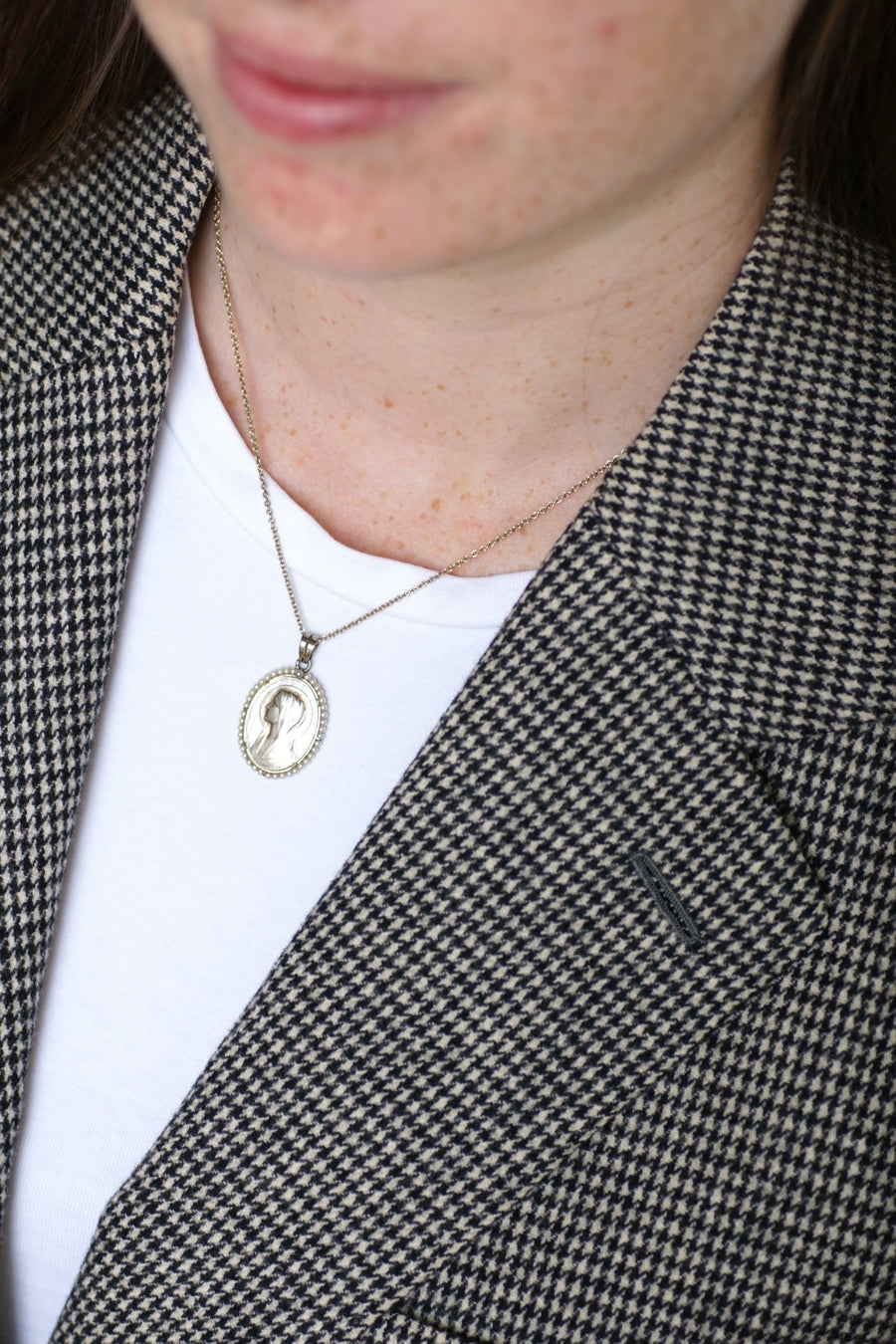 Art Deco religious medal in white gold, mother-of-pearl and pearls - Penelope Gallery