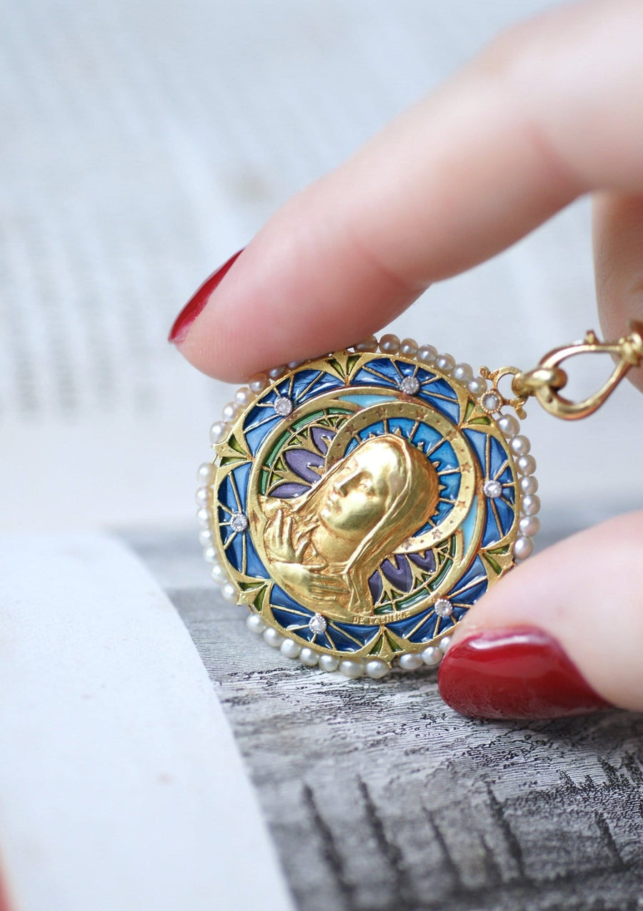Virgin Mary medal, plique à jour enamel, pearls and diamonds - Galerie Pénélope