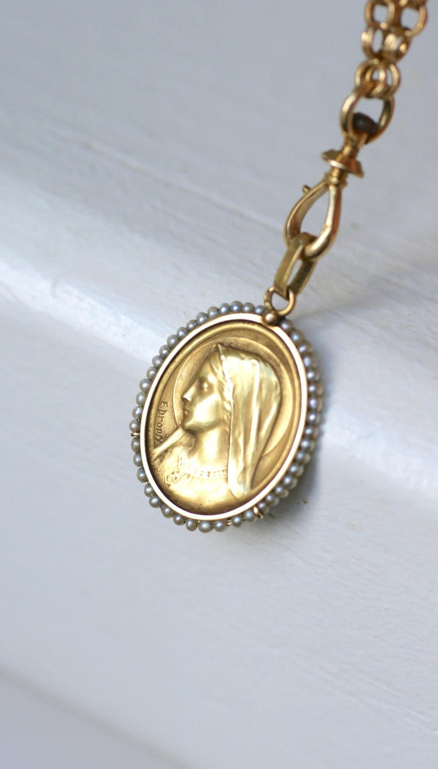 Virgin Mary gold medal with pearls - Galerie Pénélope