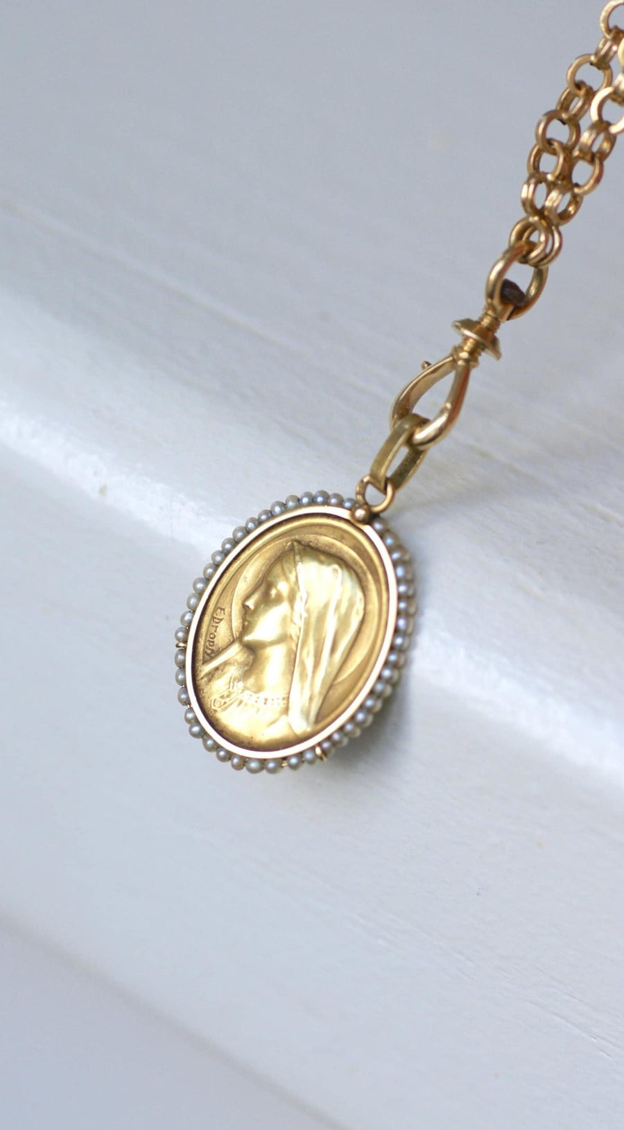 Virgin Mary gold medal with pearls - Galerie Pénélope