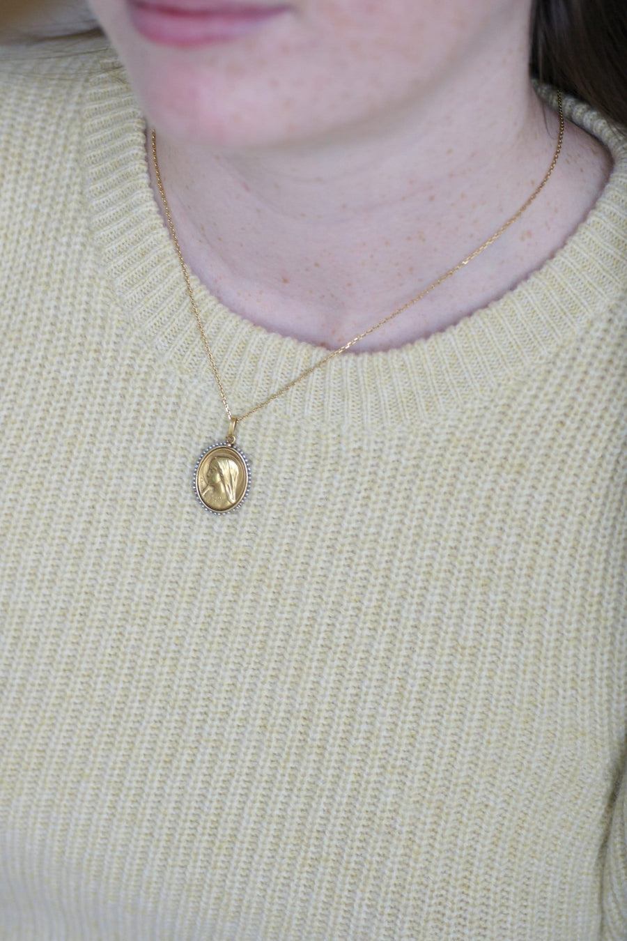 Virgin Mary gold medal with pearls - Galerie Pénélope