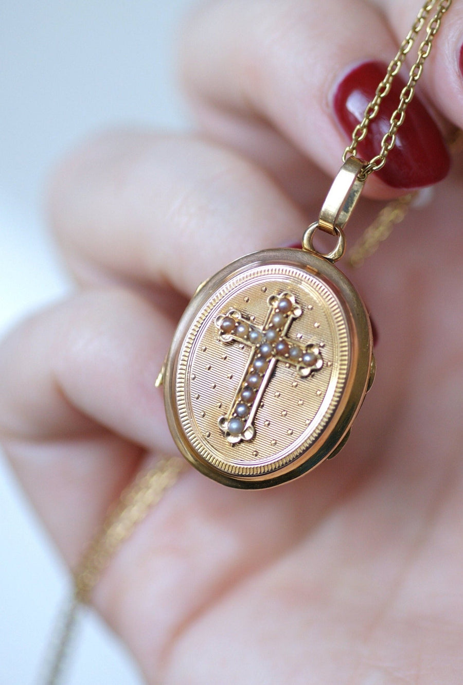 Cross opening medallion with pearls on gold - Galerie Pénélope