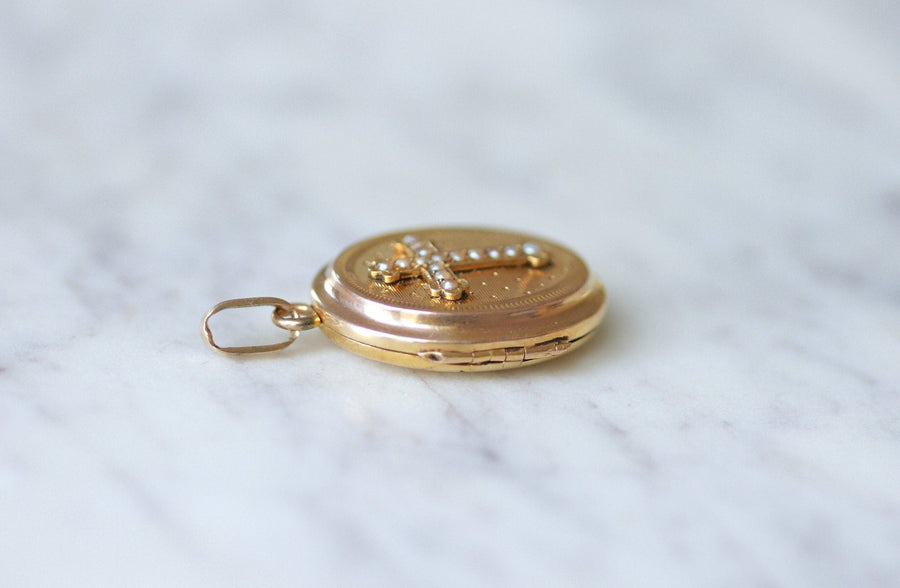 Cross opening medallion with pearls on gold - Galerie Pénélope