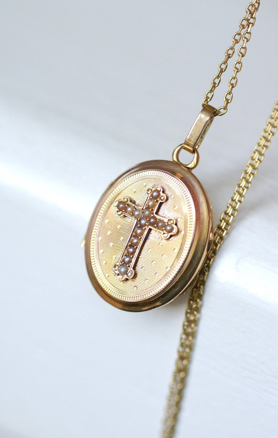 Cross opening medallion with pearls on gold - Galerie Pénélope