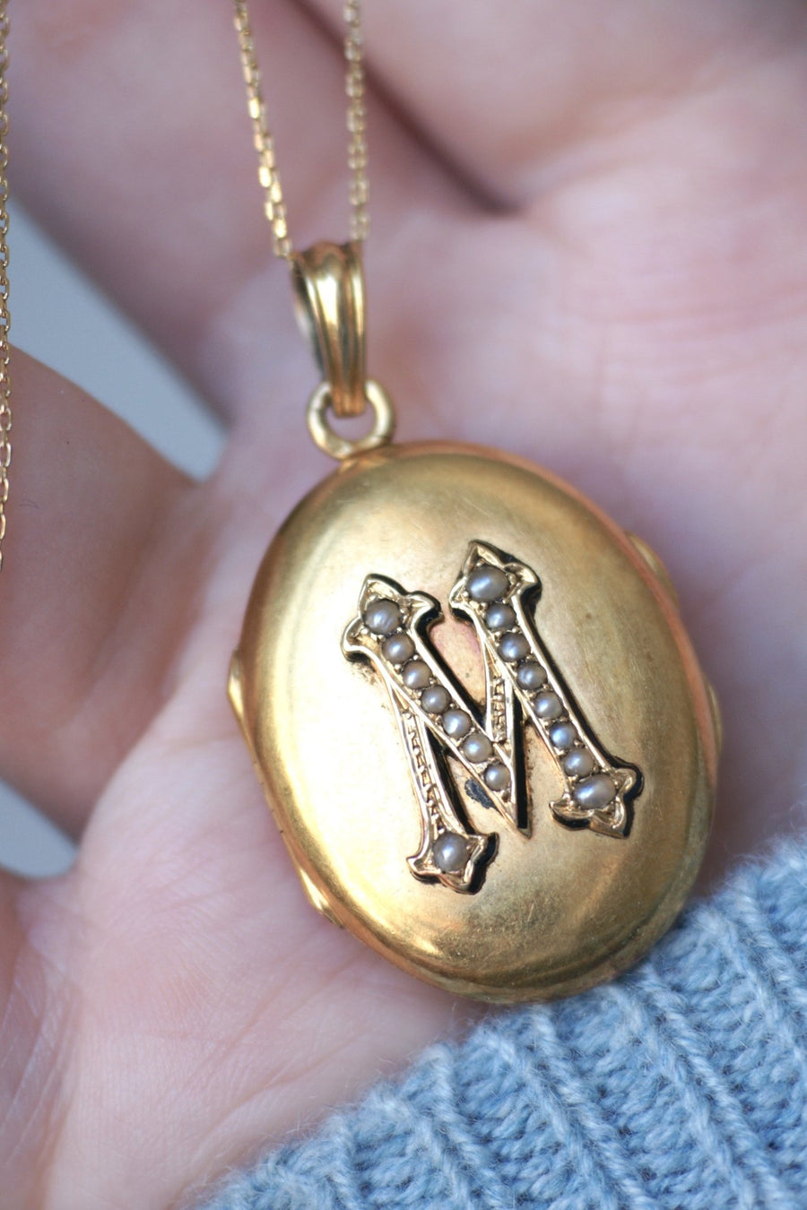 Medallion opening Letter M gold and pearls - Galerie Pénélope