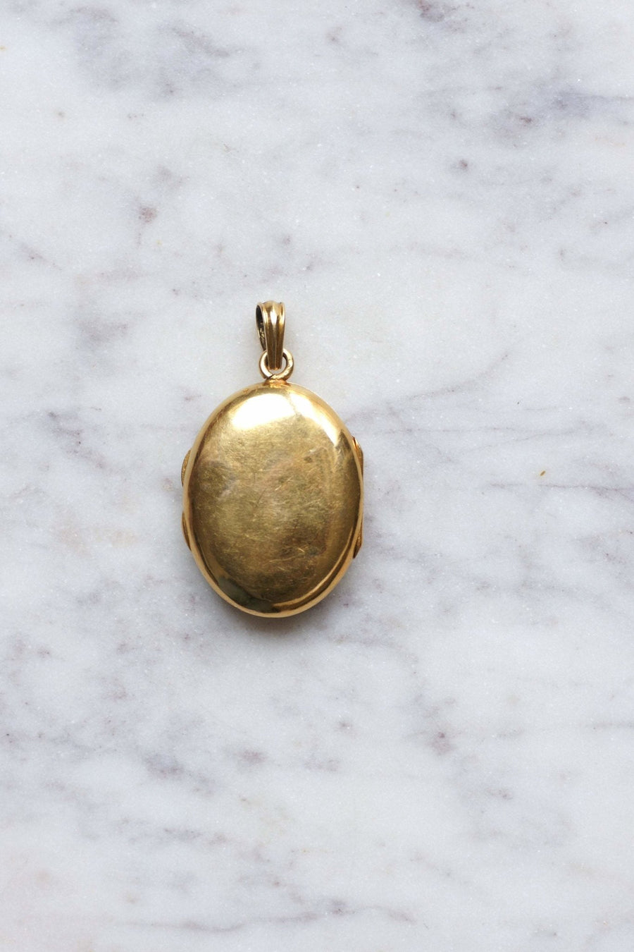 Medallion opening Letter M gold and pearls - Galerie Pénélope