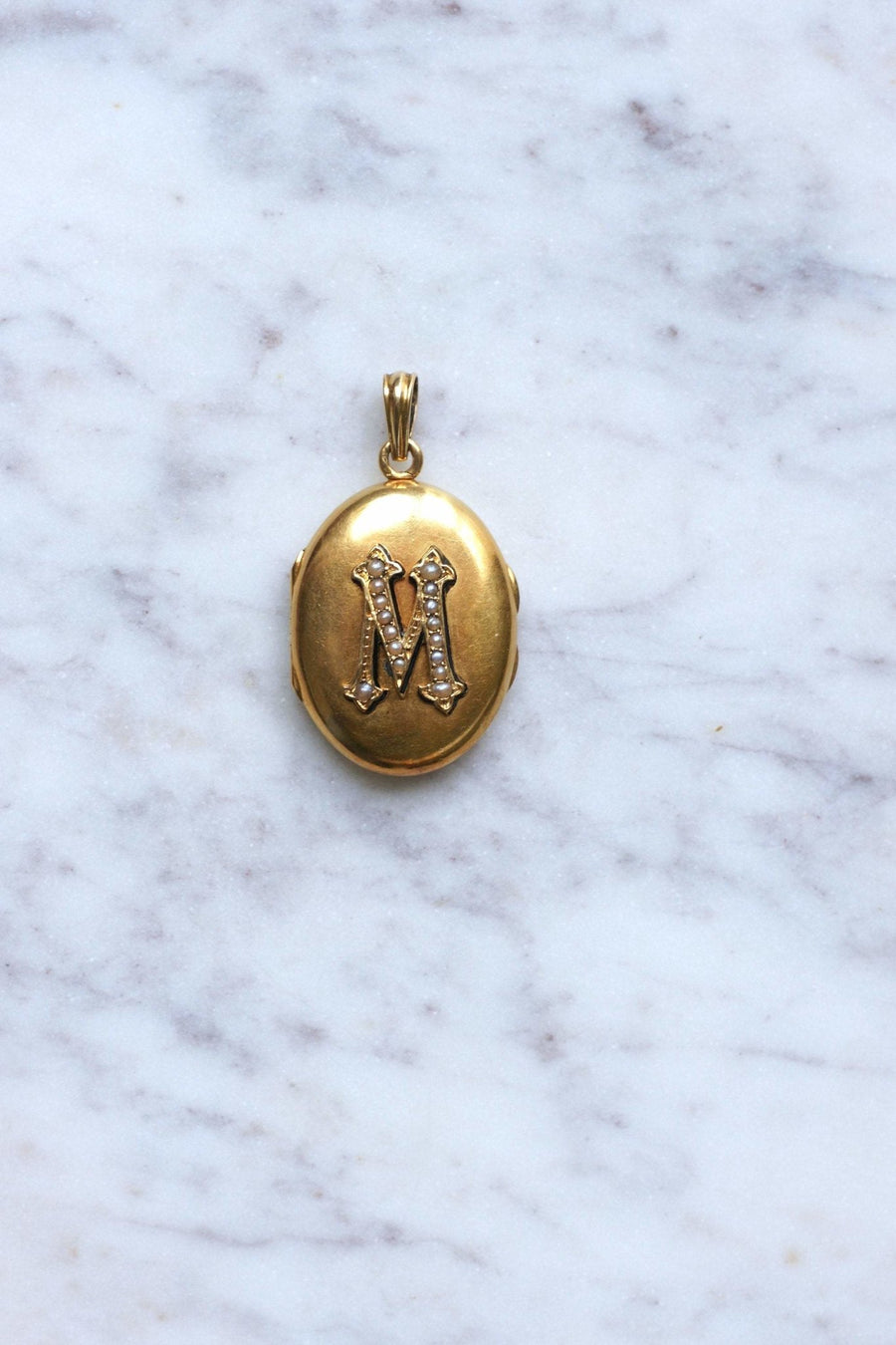 Medallion opening Letter M gold and pearls - Galerie Pénélope