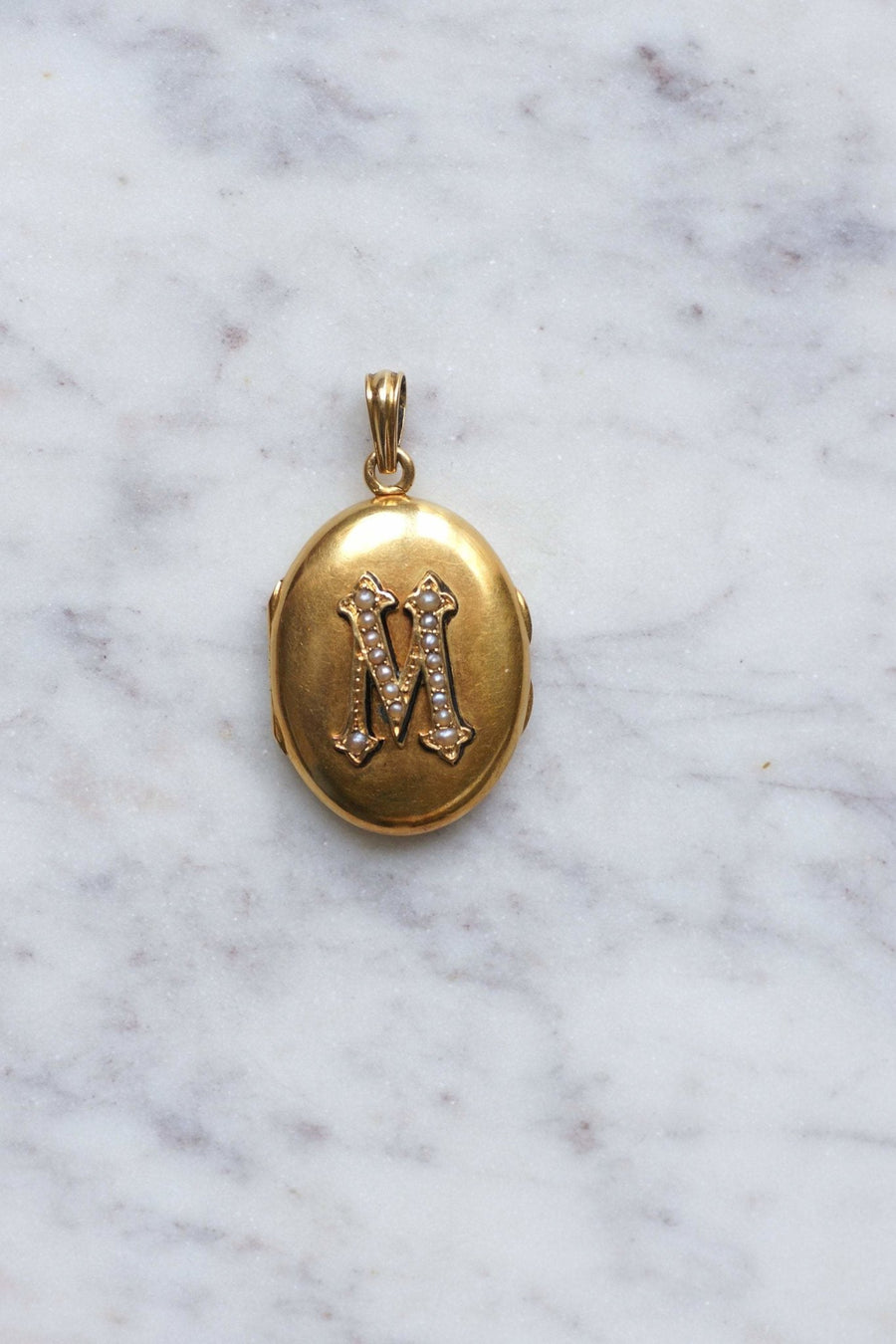 Medallion opening Letter M gold and pearls - Galerie Pénélope