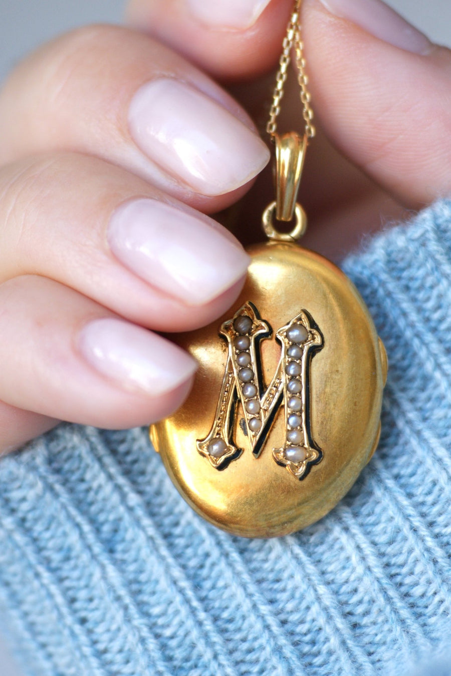 Medallion opening Letter M gold and pearls - Galerie Pénélope