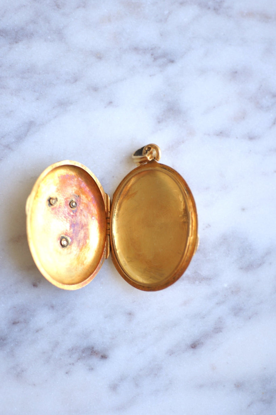 Medallion opening Letter M gold and pearls - Galerie Pénélope