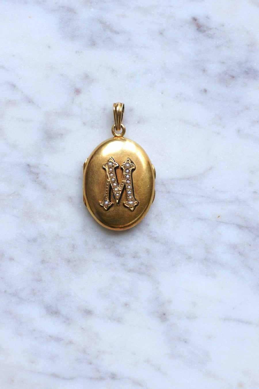 Medallion opening Letter M gold and pearls - Galerie Pénélope