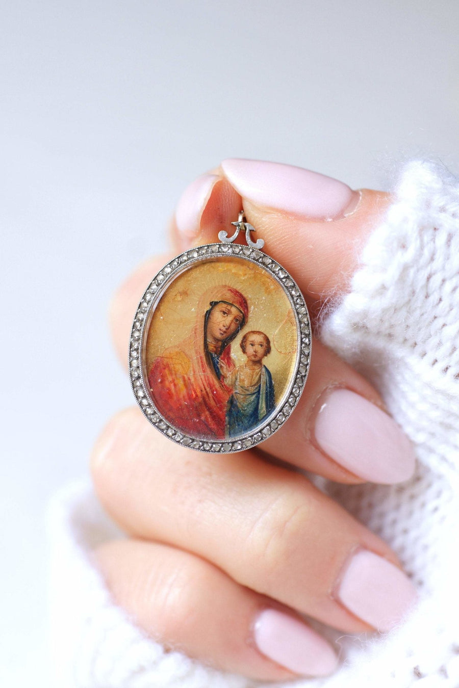Antique gold pendant, Mother of God icon from Kazan, surrounded by diamonds - Galerie Pénélope