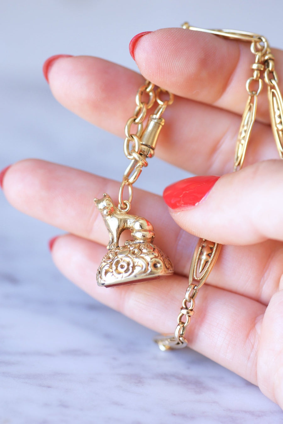 Antique Fox seal gold pendant with sardony intaglio - Galerie Pénélope