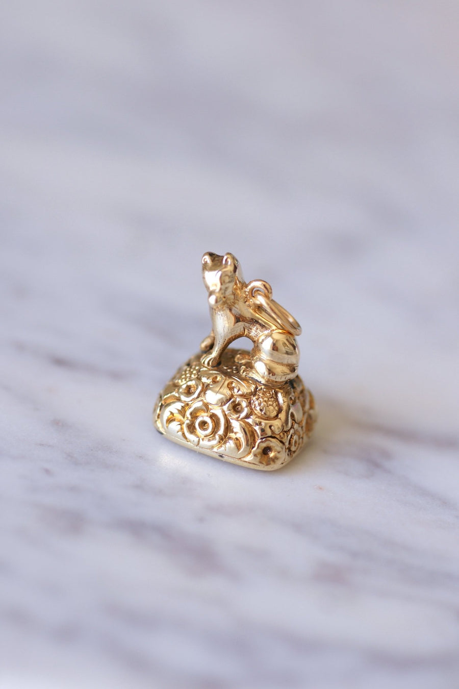 Antique Fox seal gold pendant with sardony intaglio - Galerie Pénélope