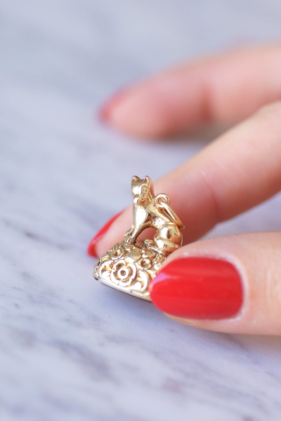 Antique Fox seal gold pendant with sardony intaglio - Galerie Pénélope
