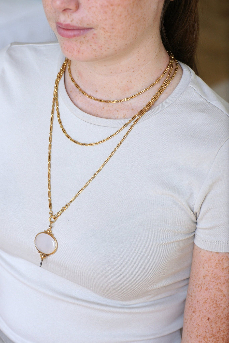 Chalcedony on gold watch key pendant - Galerie Pénélope
