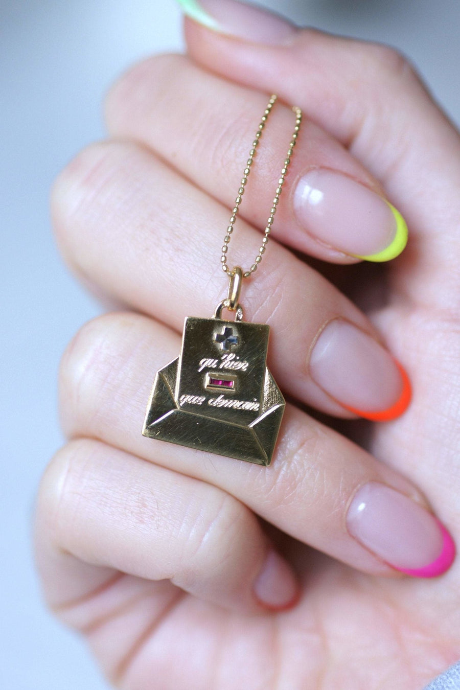 18Kt Gold A.AUGIS Love Medal Envelope Pendant, Circa 1950 - Galerie Pénélope