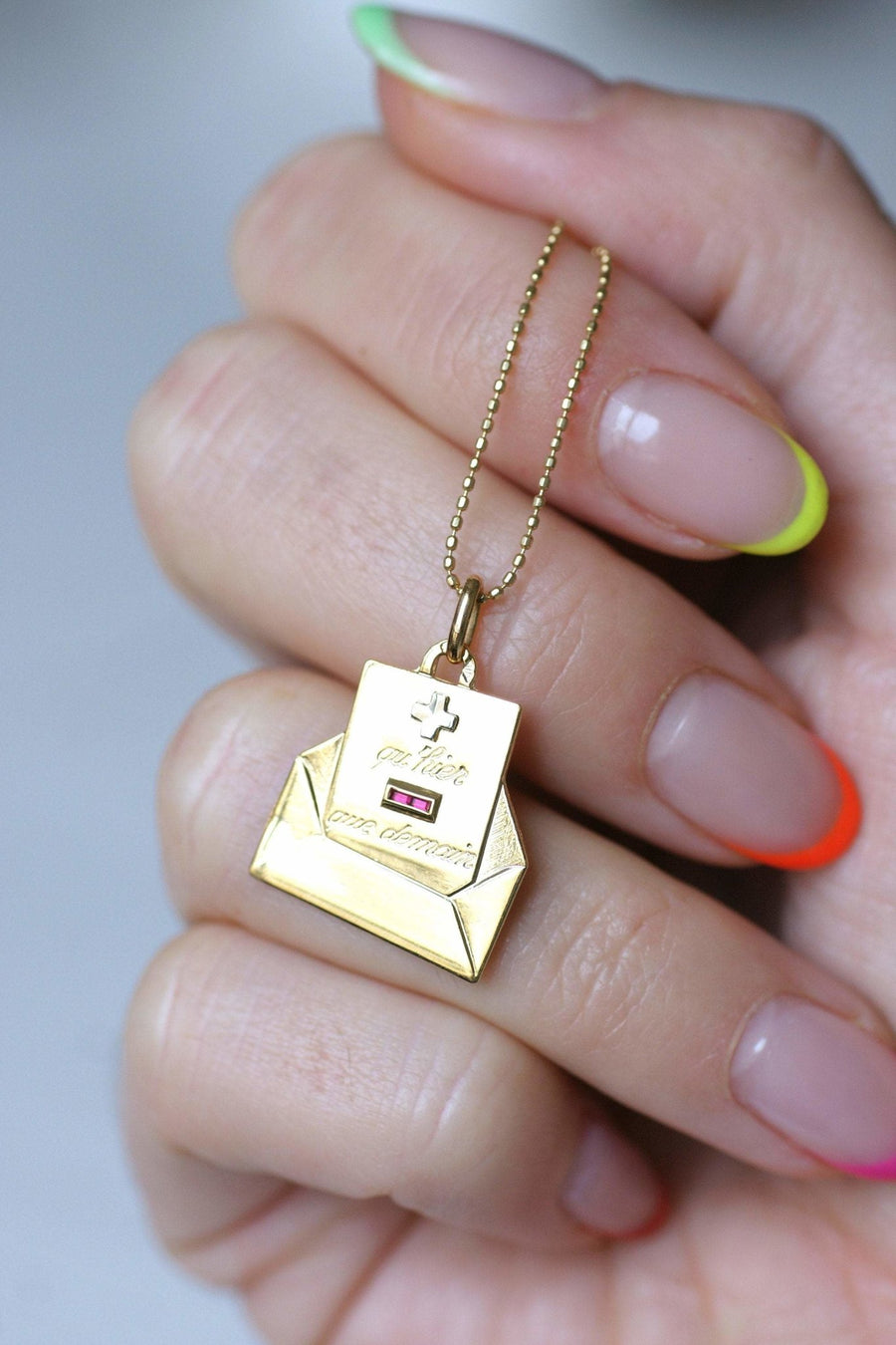 18Kt Gold A.AUGIS Love Medal Envelope Pendant, Circa 1950 - Galerie Pénélope