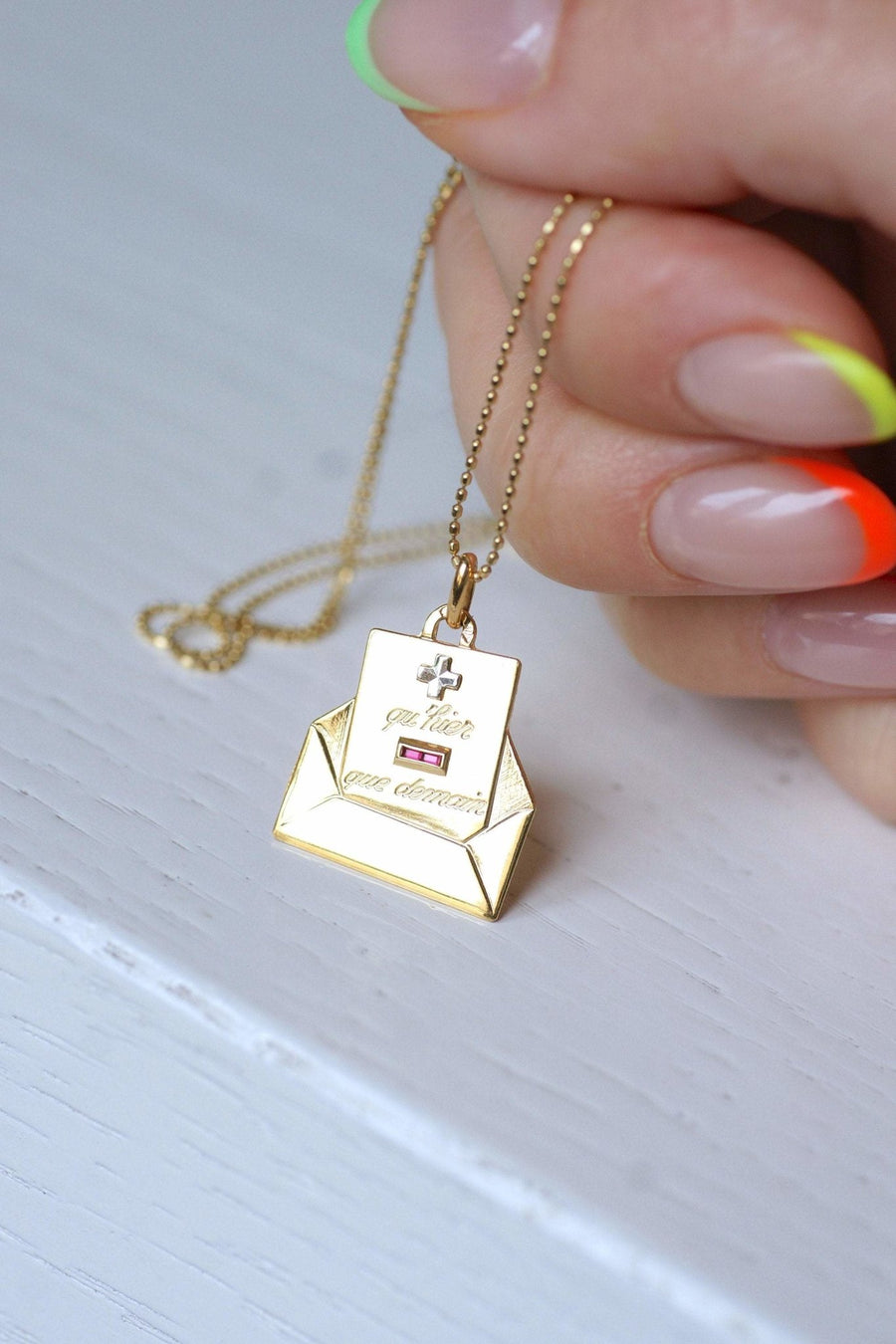18Kt Gold A.AUGIS Love Medal Envelope Pendant, Circa 1950 - Galerie Pénélope