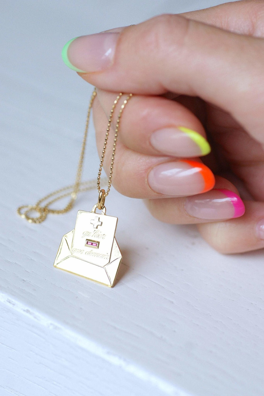 18Kt Gold A.AUGIS Love Medal Envelope Pendant, Circa 1950 - Galerie Pénélope