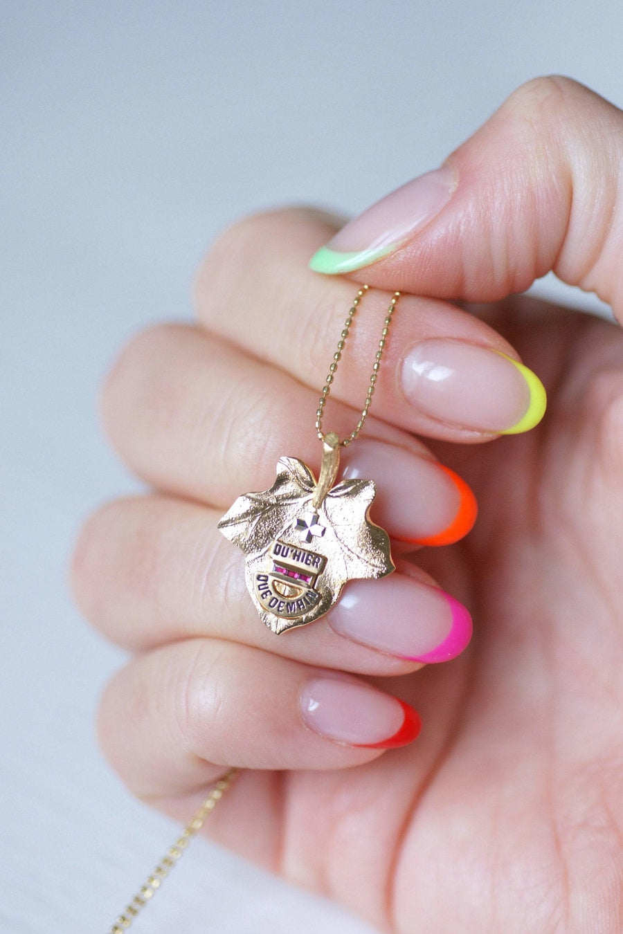 Ivy leaf pendant A.AUGIS love medal in 18Kt gold - Galerie Pénélope
