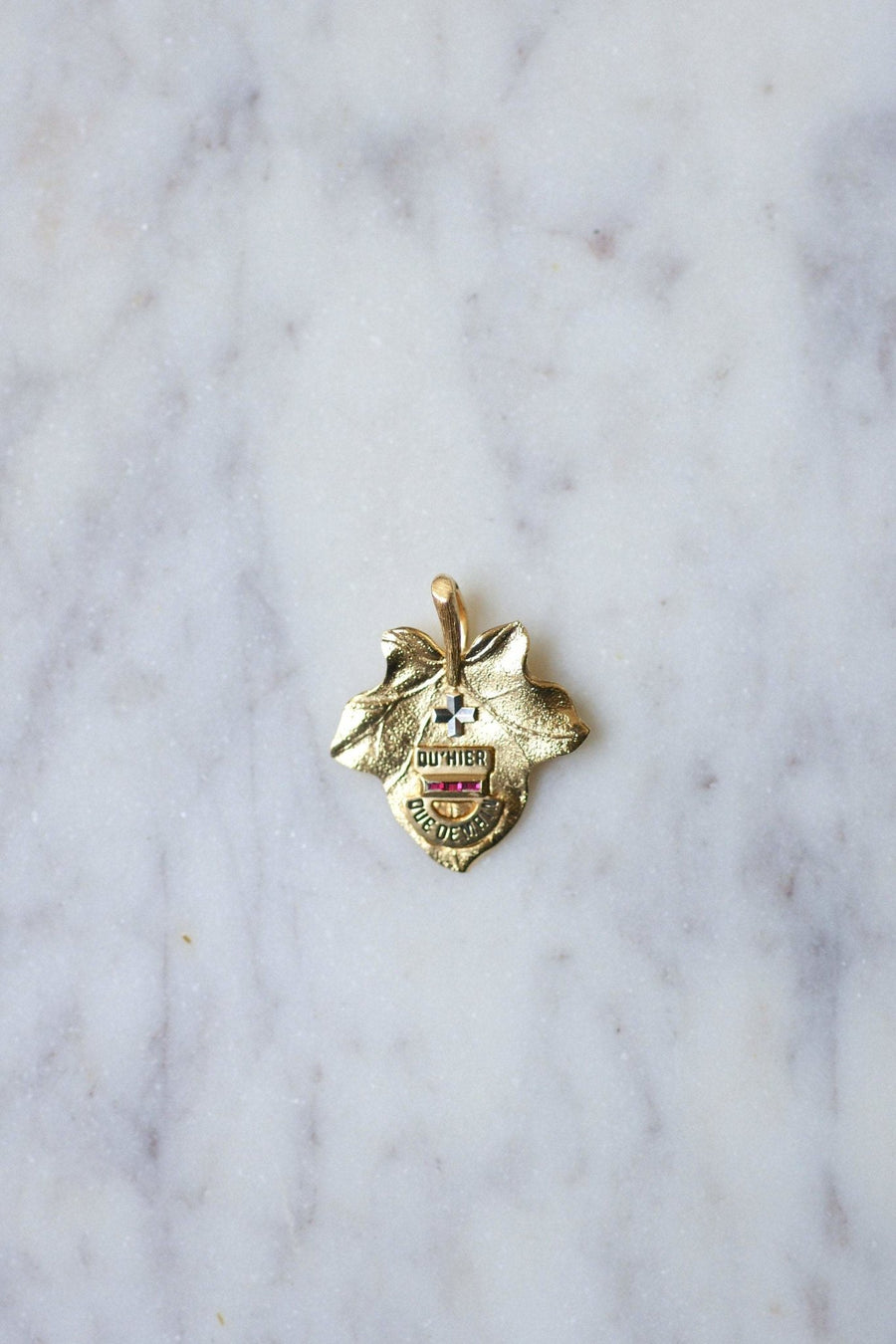 Ivy leaf pendant A.AUGIS love medal in 18Kt gold - Galerie Pénélope