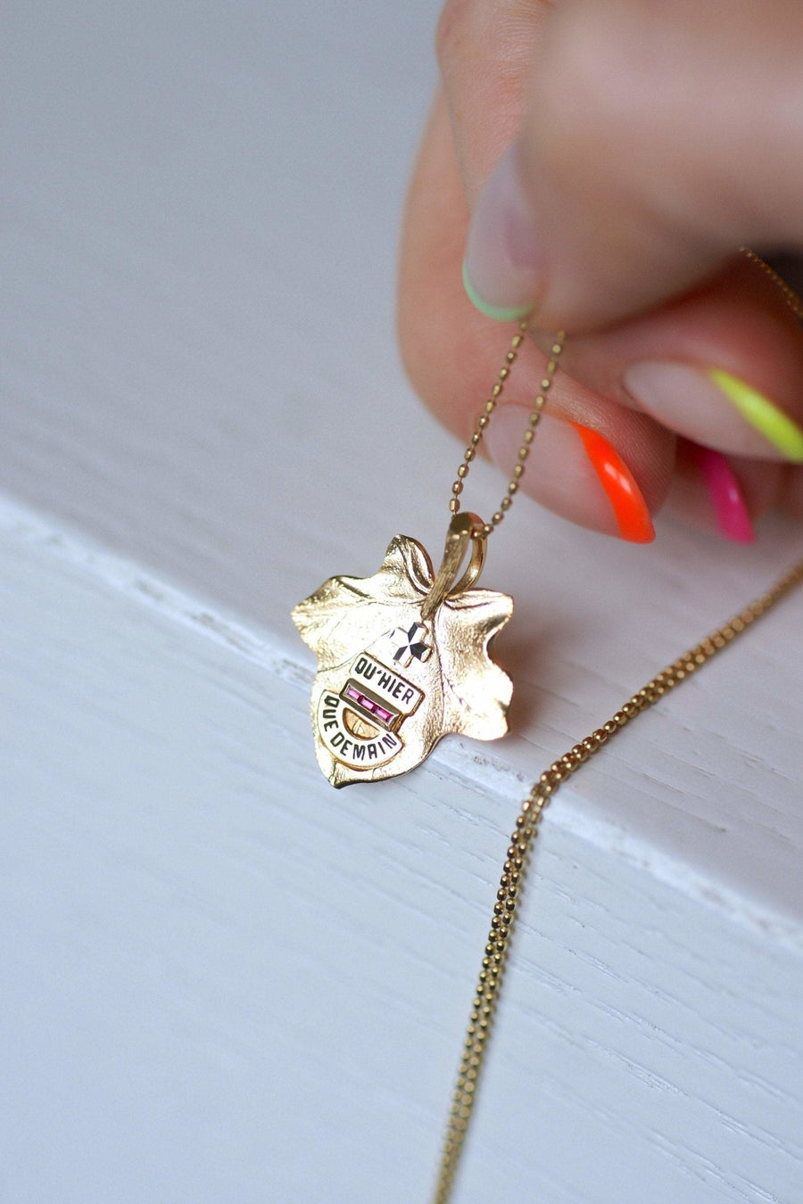 Ivy leaf pendant A.AUGIS love medal in 18Kt gold - Galerie Pénélope