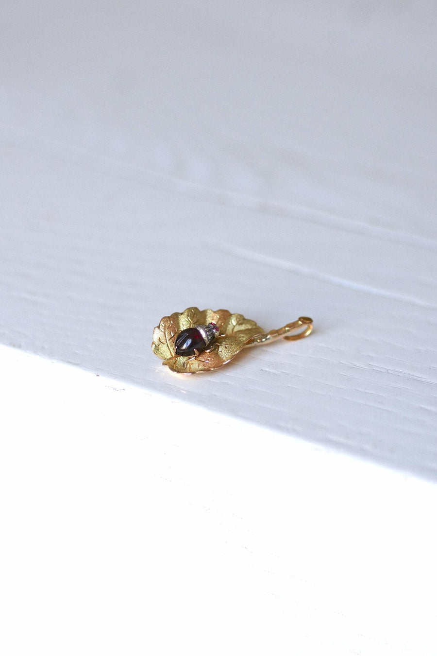 Antique gold and garnet leaf and insect pendant - Galerie Pénélope