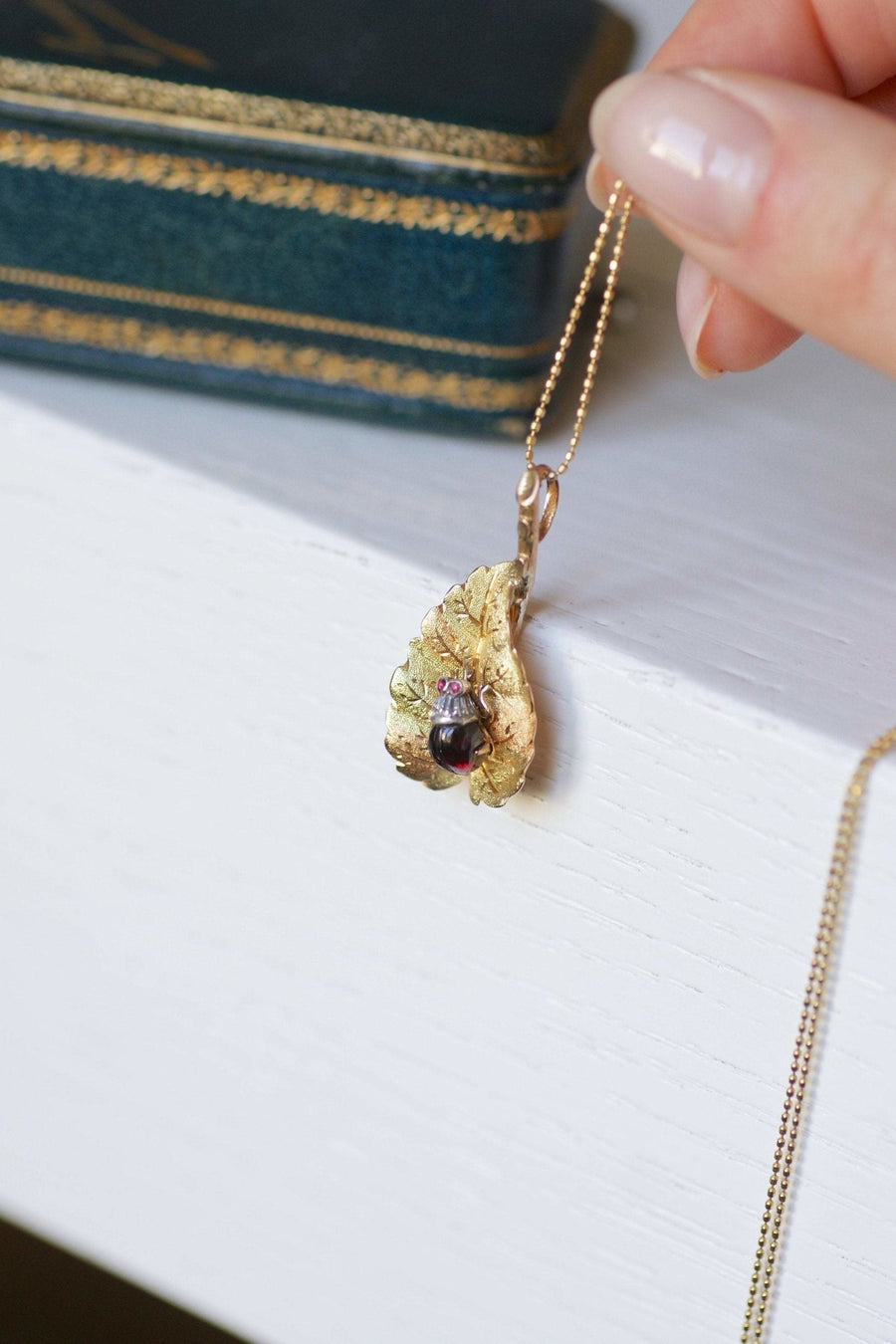 Antique gold and garnet leaf and insect pendant - Galerie Pénélope