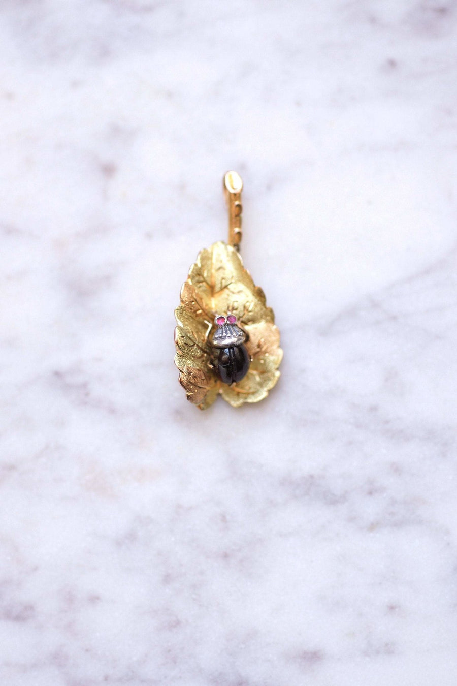 Antique gold and garnet leaf and insect pendant - Galerie Pénélope