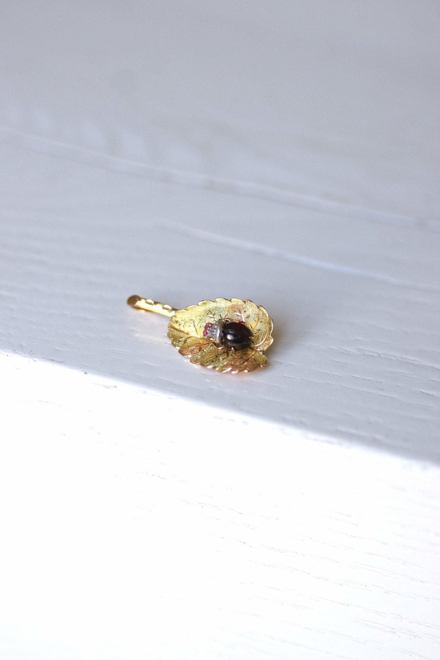 Antique gold and garnet leaf and insect pendant - Galerie Pénélope
